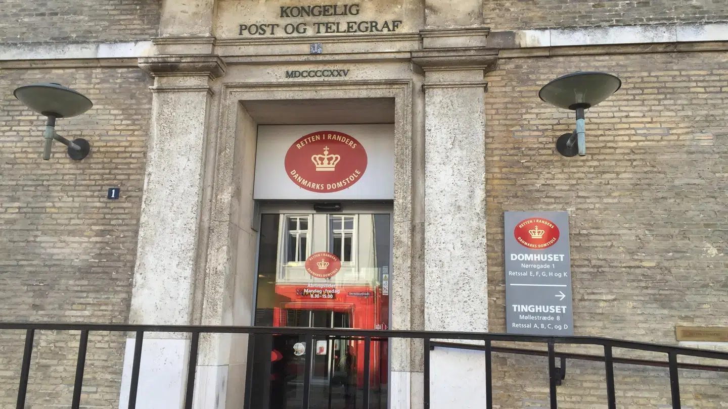 En dommer ved Retten i Randers skal fredag afgøre, om beviserne mod en 24-årig kvinde kan begrunde en varetægtsfængsling.