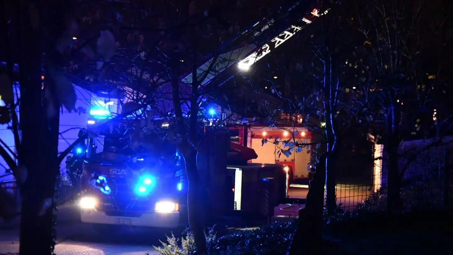 Der er lige nu masser af blå blink i Odense på Bredstedsgade. Der er nemlig udbrudt brand i et etagebyggeri på vejen. Foto: Presse-fotos.dk.