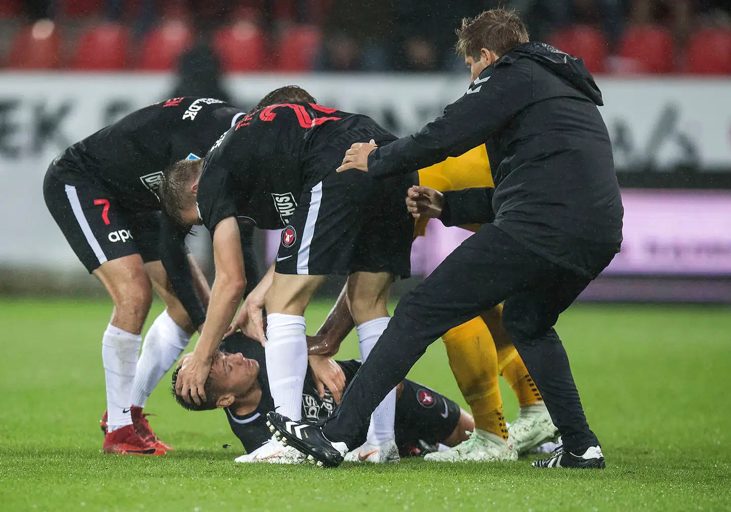 Mikkel Duelund (FC Midtjylland - 22) udgik med skade . Gik selv fra banen. Superliga-fodbold: MCH Arena Herning. FC Midtjylland mod AC Horsens. Søndag den 12. august 2018.