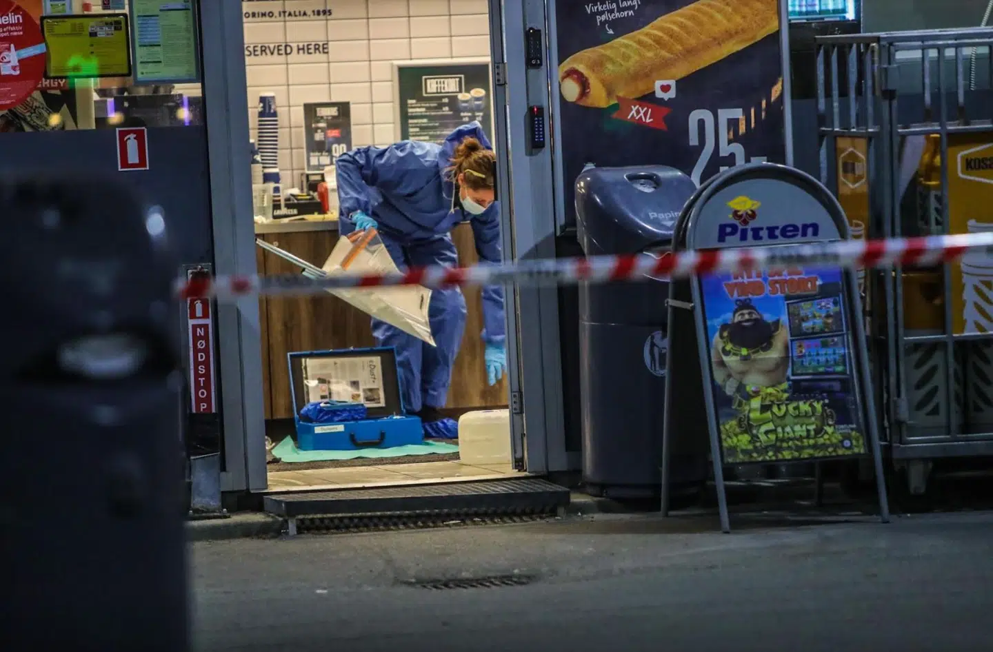 I november 2021 var politiet massivt til stede ved en tankstation på Frederikssundsvej i Brønshøj, hvor en ekspedient var blevet stukket med en kniv. Foto: Presse-fotos.dk