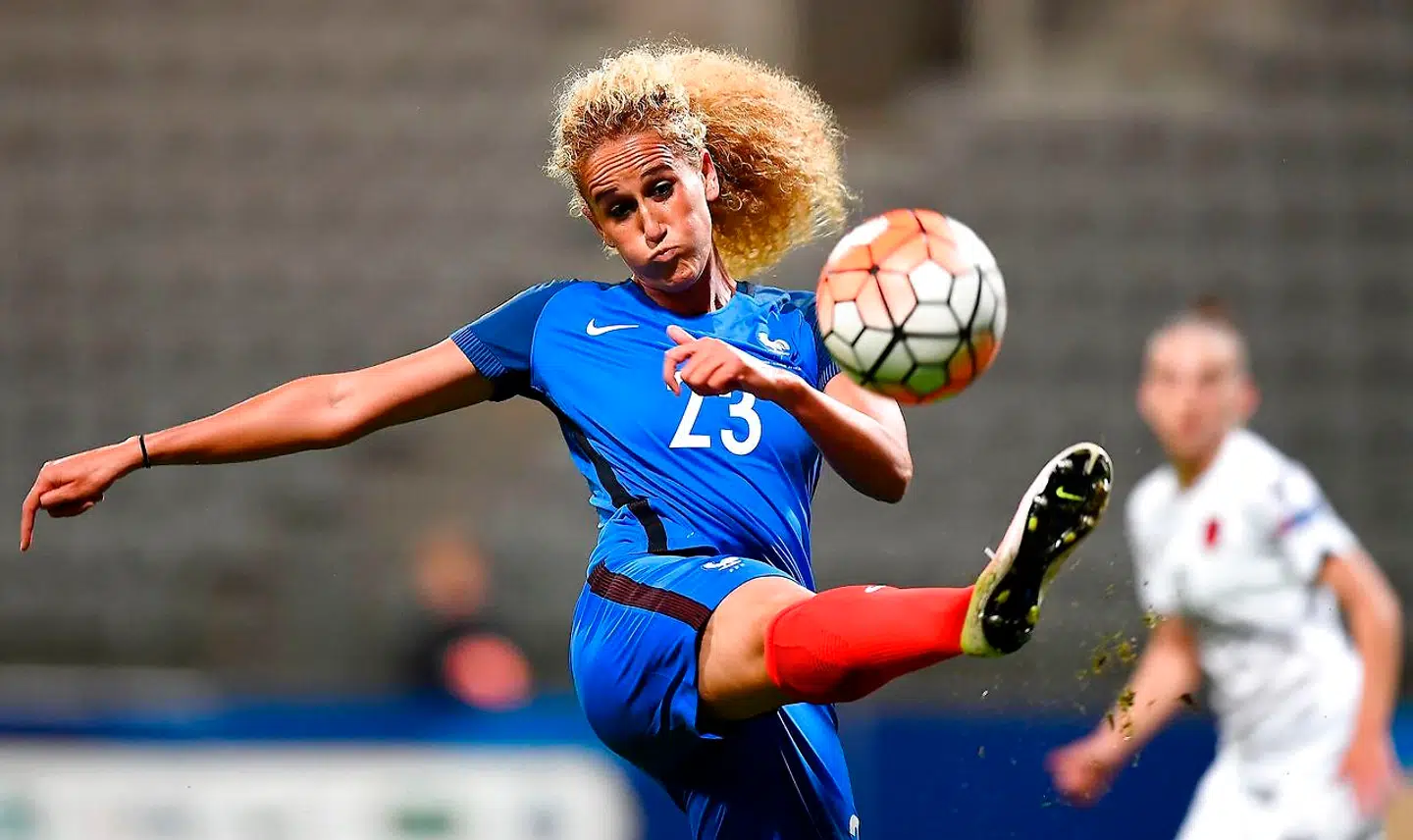 Kheira Hamraoui i aktion for det franske landshold. Den 31-årige midtbanespiller skiftede forud for denne sæson fra FC Barcelona til Paris Saint-Germain.