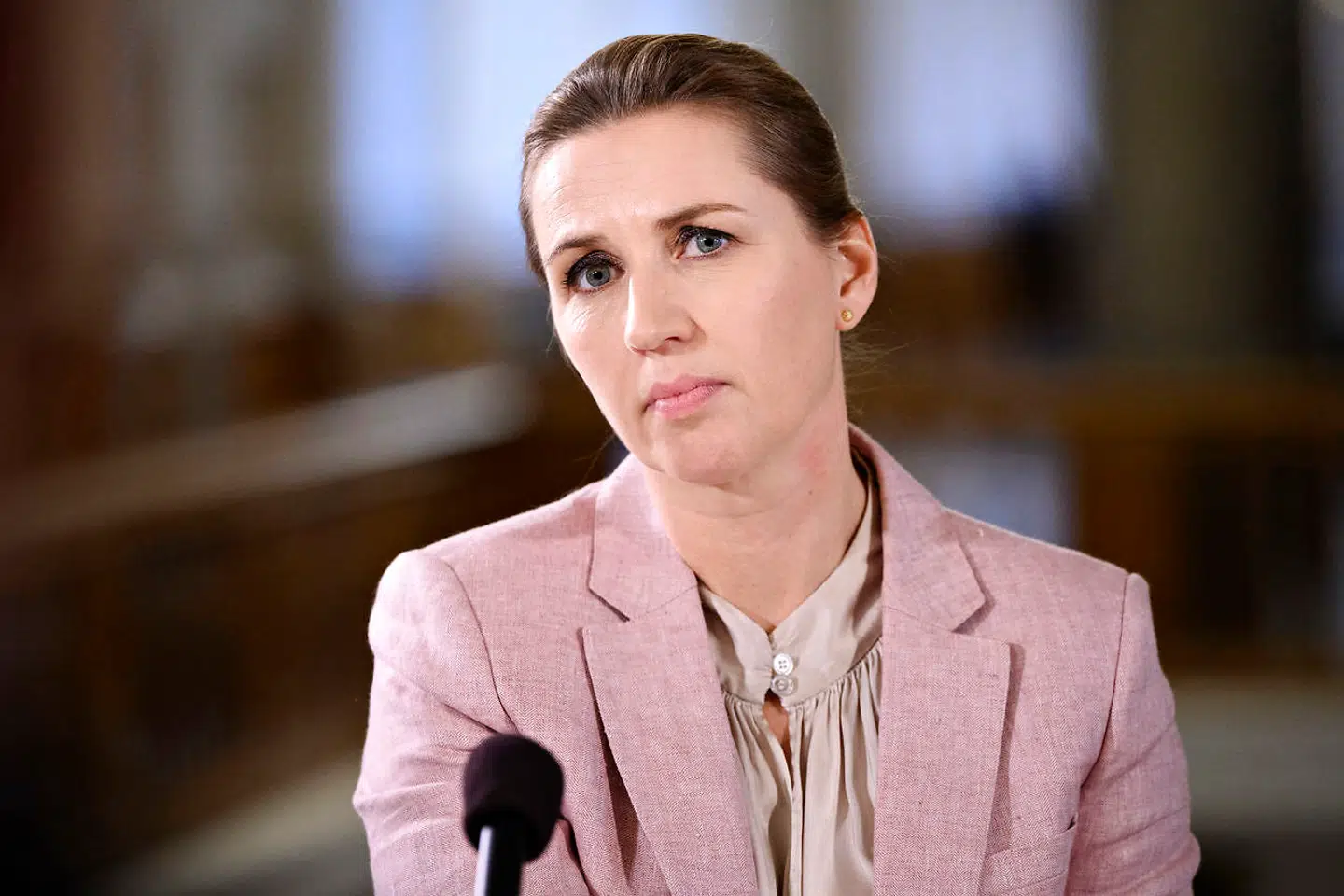 Statsminister Mette Frederiksen (S) taler med pressen på et doorstep efter spørgetime med statsministeren i Folketingssalen på Christiansborg i København, tirsdag den 9. november 2021.. (Foto: Philip Davali/Ritzau Scanpix)