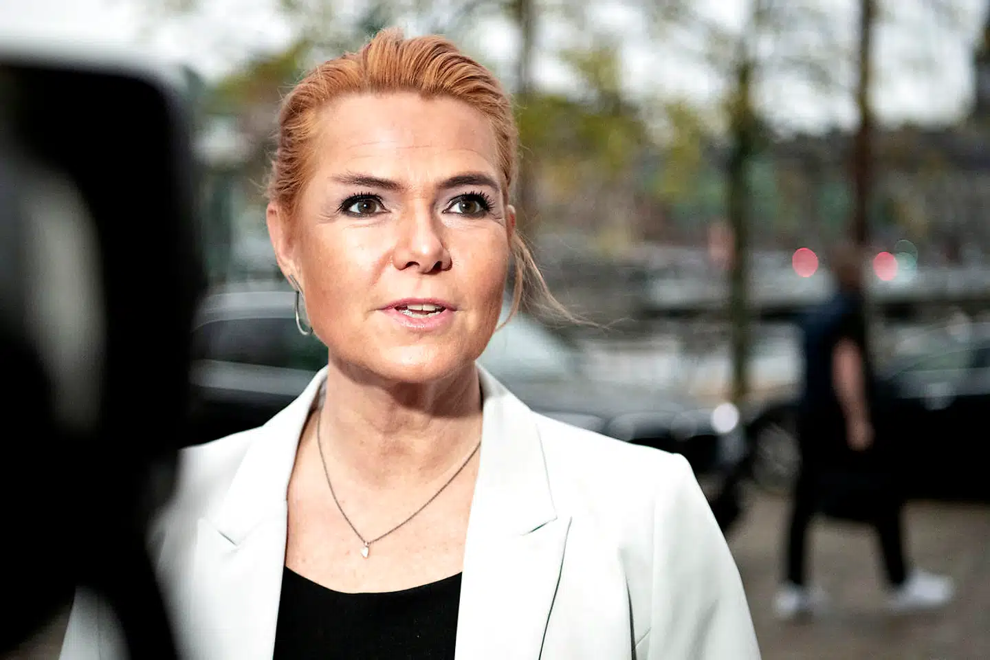 Inger Støjberg er ikke medlem af Dansk Folkeparti, og hun er ovenikøbet for tiden stillet for en rigsret. Alligevel er hun iskoldt set den eneste, der vil kunne bringe DF på fode igen, skriver Tom Jensen i denne leder.
