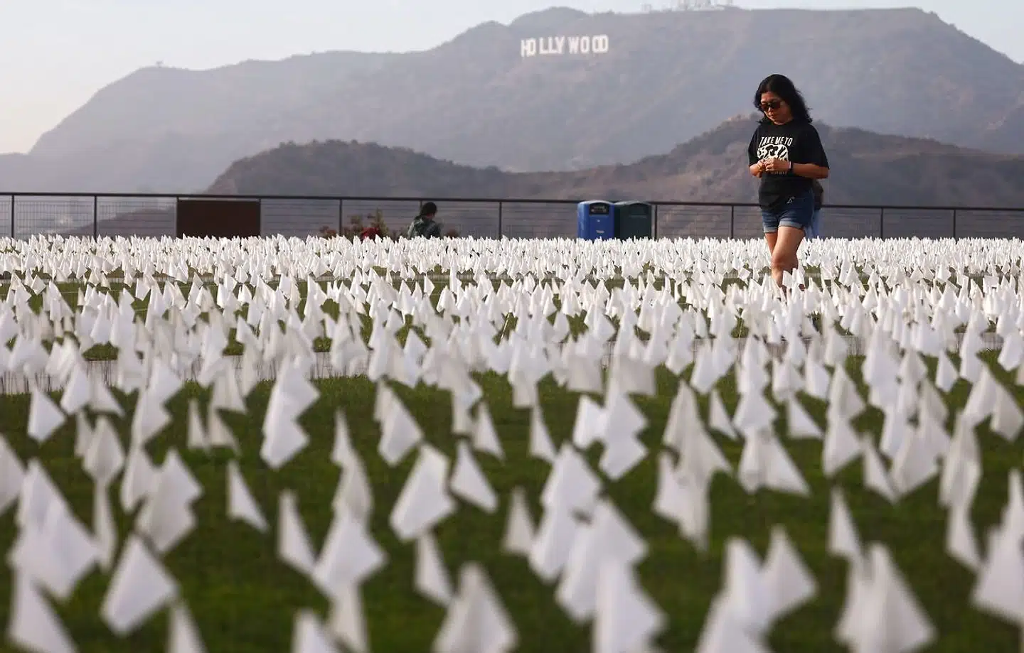 En installation af hvide flag til minde om de næsten 27.000 Los Angeles-borgere, som er døde med covid-19 siden epidemiens begyndelse. USA kæmper med lave vaccinationstal i visse stater og er dårligt rustet til den fjerde bølge.