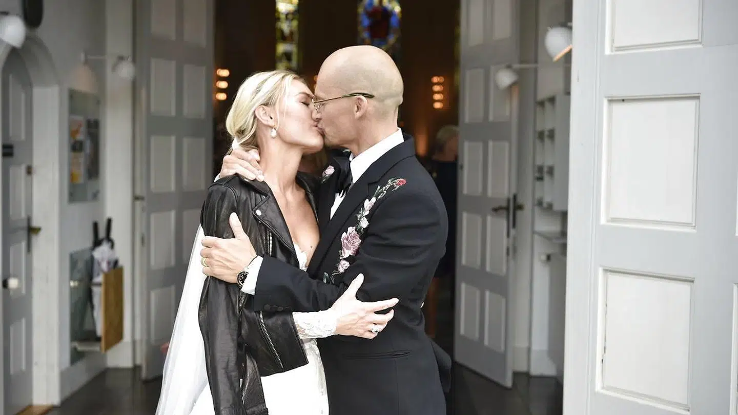 Christian Stadil og Alice Brunsø vies i Messiaskirken i Charlottenlund. Parrets tre små børn, Winston, Hamilton og Harper på mellem to og fem år, deltager i selve vielsen, som brudepige og brudedrenge