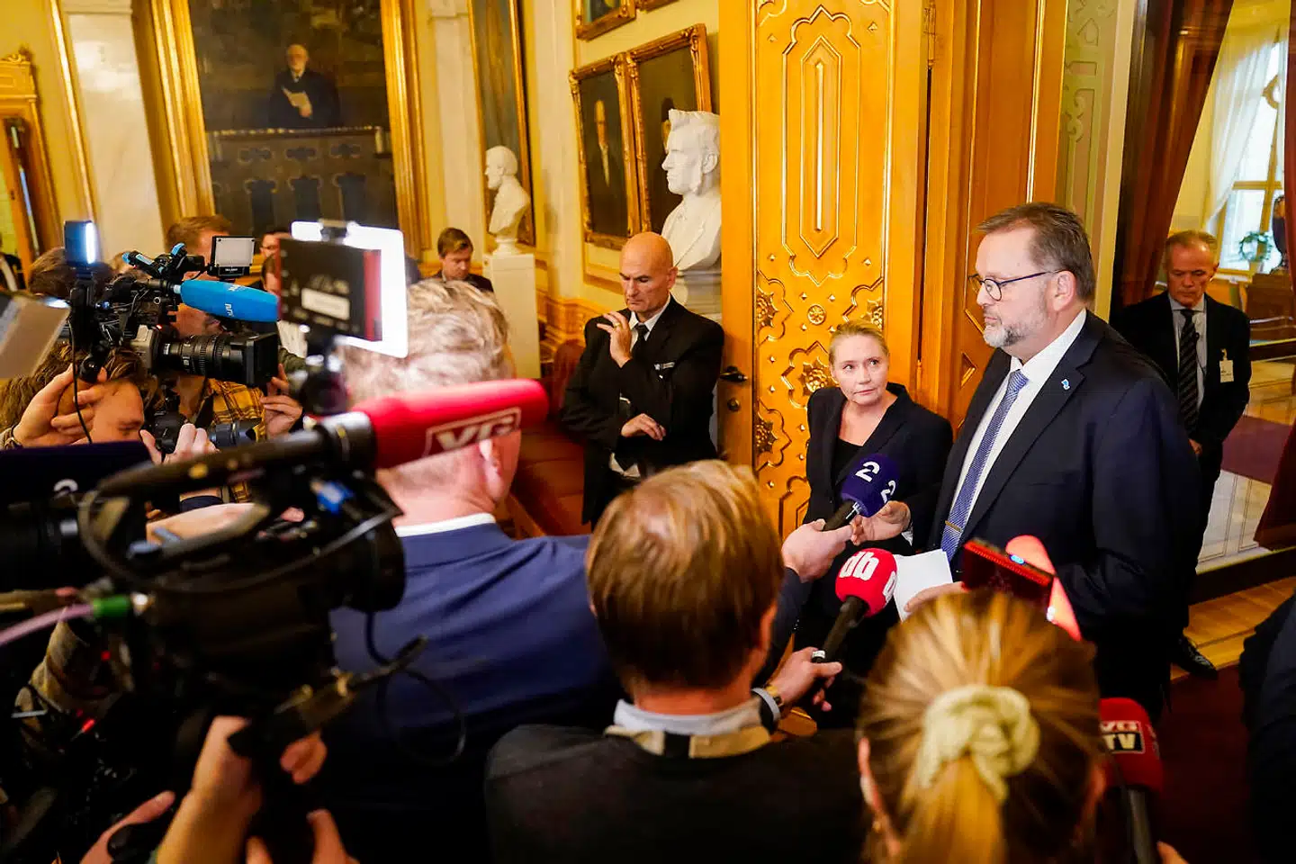 Hun nåede dårligt at sætte sig i sædet som norsk Stortingspræsident, før hun igen var fortid. Arbeiderpartiets Eva Kristin Hansen er blevet meldt til politiet for mulig svindel med gratis bolig. Torsdag aften tvang det hende til at forlade posten. Her står hun sammen med vicepræsident for Stortinget, Svein Harberg (th.), på pressemødet, da hun meddelte sin afgang.