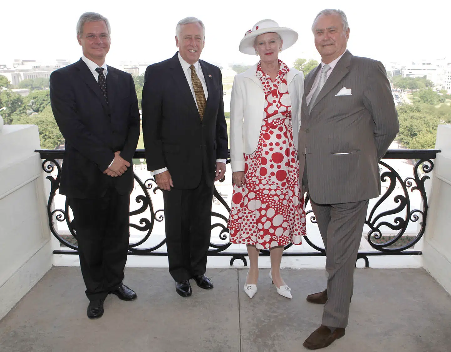 Peter Taksøe-Jensen (tv.) var Danmareks ambassadør i USA fra 2010 til 2015. Her byder han det danske regentpar velkommen til USA.