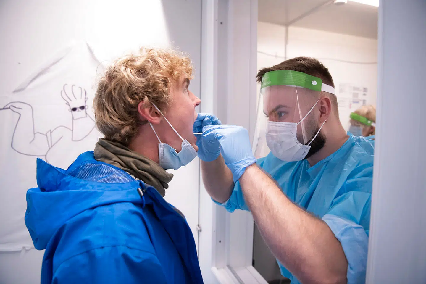 Så er den gal igen. Lyntest, pcr-test og jævnlig isolation er på vej tilbage i samme hast som smittespredningen. Vi står foran endnu en »lang, tung vinter«, siger eksperter.