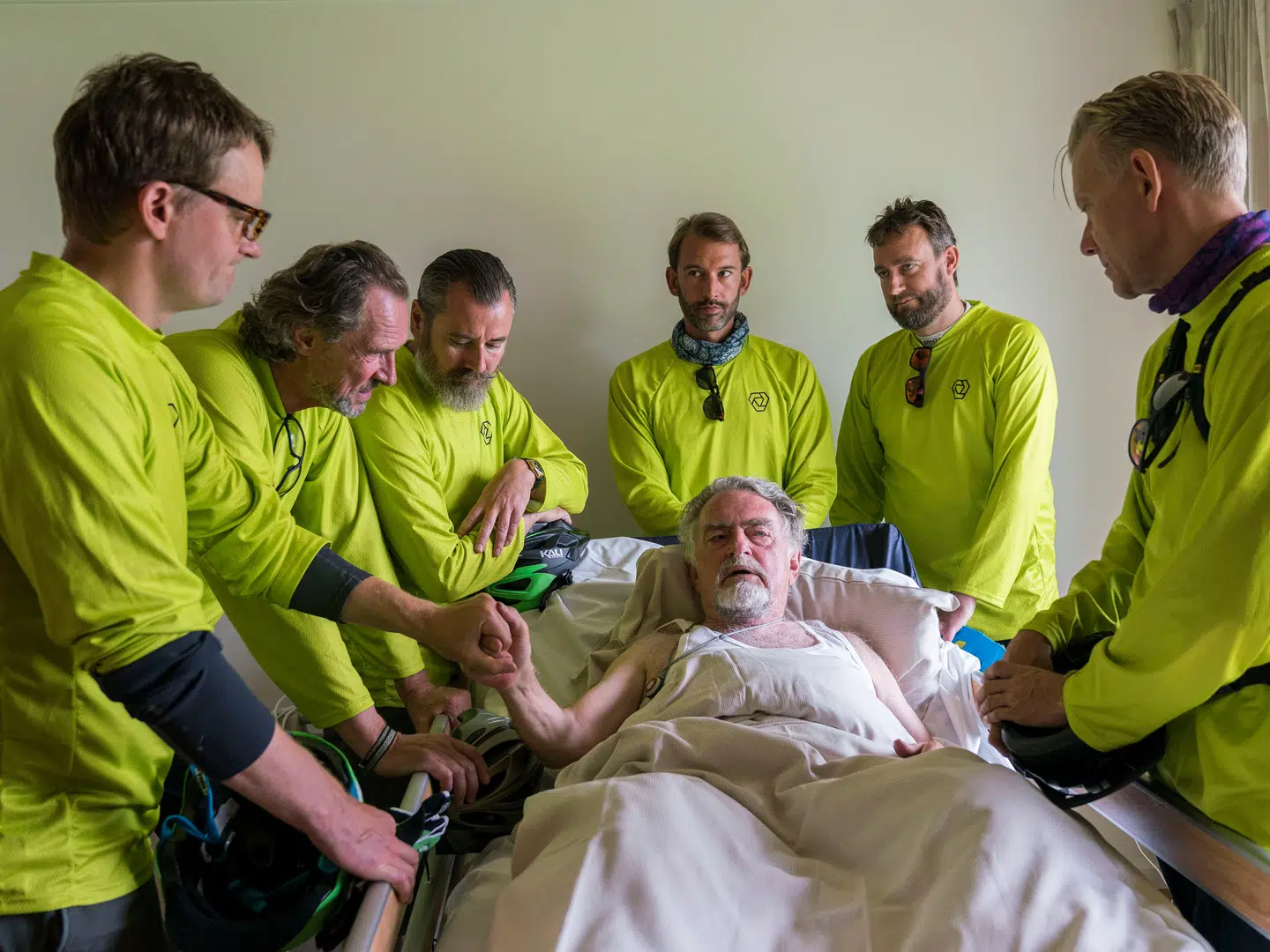 Mountainbike-holdet 'Mountain Lions' bestående af Frank Hvam, Michael Manniche, Lars Elbæk, Martin Jørgensen, Jimmy Bøjgaard og Casper Christensen. Erik Clausen i midten som hospice-patient.