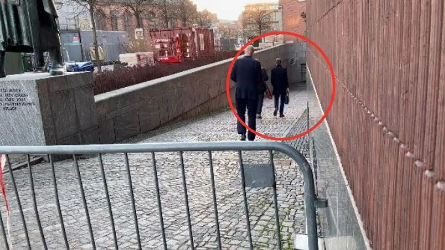 Christoffer Lilleholt ankom mandag eftermiddag til rådhuset i Odense. Han valgte at gå ind af en bagindgang og ønskede ikke at svare på nogle spørgsmål fra pressen. Foto: Ann-Sophie Holm.