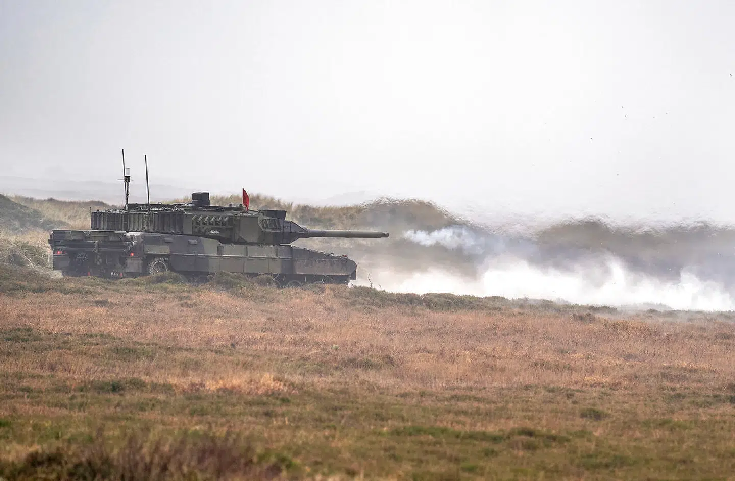 Forsvarsministeriet præsenterer den nye opgraderede Leopard 2 A7 kampvogn i Oksbøl, fredag 12. november 2021. Også artilleripjecen Caesar 8x8 og tung mortér Cardom 10, som er indbygget i Piranha 5, blev vist på den årlige materielfremvisningsdag. Men alt det er ikke nok til at opstille den kampklare brigade, vi har lovet NATO i 2024.