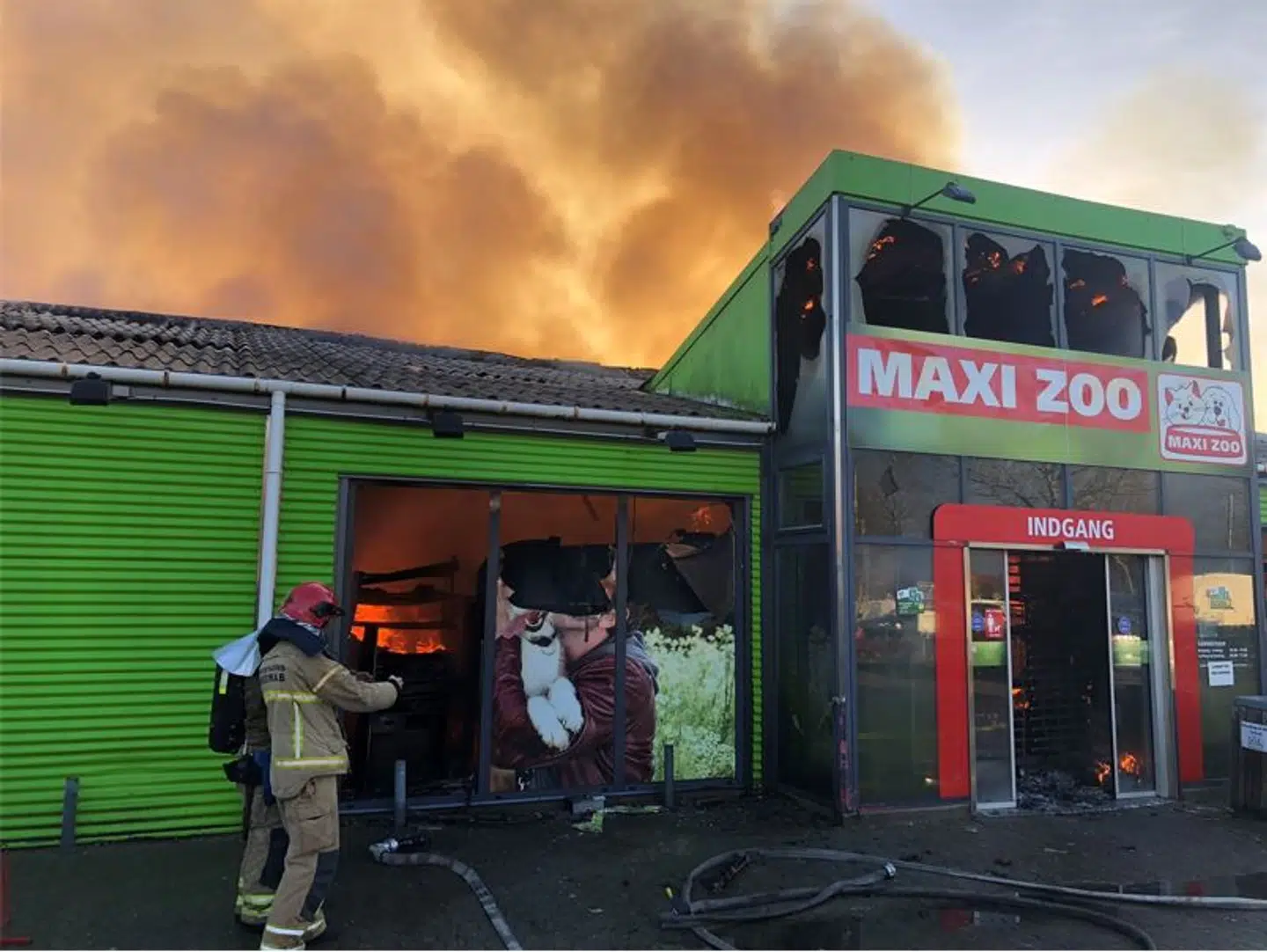 Hovedstadens Beredskab er til stede ved en kraftig brand på Gl. Køge Landevej i Valby. Der er ingen meldinger om tilskadekomne.