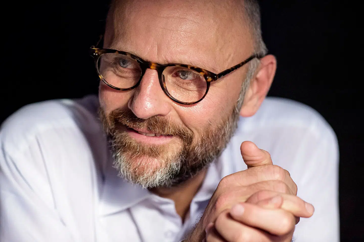 Ekstra Bladets chefredaktør Henrik Qvortrup vil ikke undlægge sig »meningspolitiet« på Twitter. »Der skal vi være iskolde og turde gå vores egne vegne,« siger han.