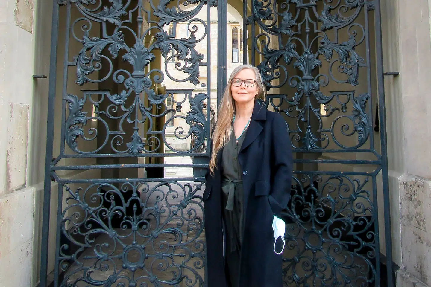 Professor i virologi og immunologi ved Oxford University i England Astrid Iversen følger med i den udbredte optimistiske i Danmark og advarer: Det er ikke slut endnu.