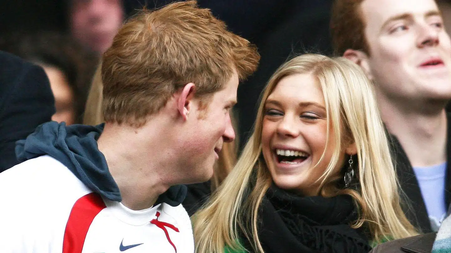 Prins Harry og Chelsy Davy fotograferet sammen til en rugbykamp i 2008. Den britiske presse brugte drastiske metoder for at få oplysninger om prinsens kæreste. (Arkivfoto)