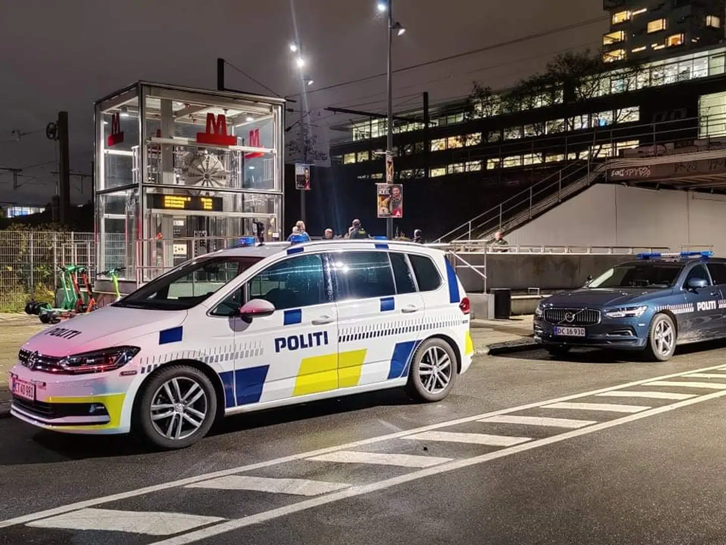 To politibiler holder ved Nordhavn Station, hvor en eftersættelse af tre personer har stoppet togtrafikken.