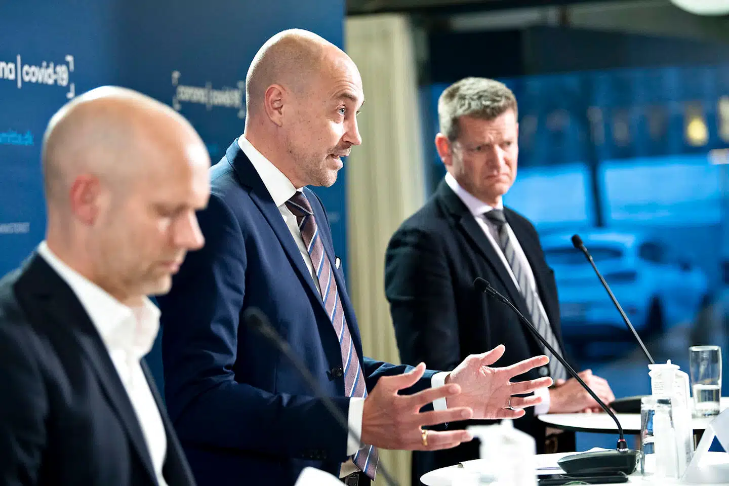 »Intet ville være mere forkert end at møde lidt flere restriktioner med en skadelig og destruktiv indstilling, for midt i de stigende smittetal og revaccinationerne handler striben af coronarestriktioner ikke om at lukke Danmark ned, men at holde landet åbent gennem vinteren.« Her er sundhedsminister Magnus Heunicke (S) flankeret af til venstre direktør i Statens Serum Institut Henrik Ullum og til højre direktør i Sundhedsstyrelsen Søren Brostrøm.