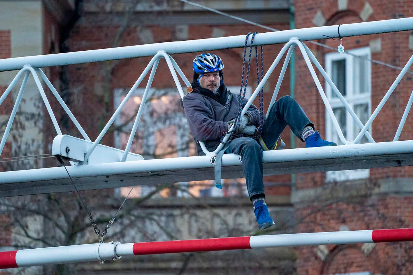 Aktivisterne var kravlet op i konstruktionen over Knippelsbro, hvor de spændte sig fast.