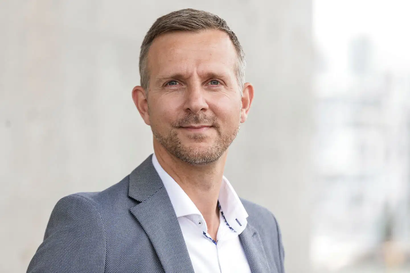 Jakob Brandt fra SMVdanmark siger, at manglen på hænder stadig er stor. »For oplevelseserhvervene i hovedstaden alene har vi et arbejdskraftbehov på 35.000 henover sommeren,« siger han.