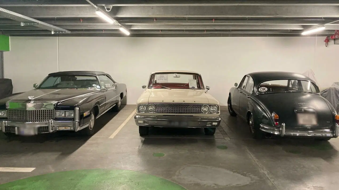 Det ene dollargrin efter det andet optager parkeringspladserne i kommunens dyrt anlagte parkeringskælder ved Langelands Plads. Foto: Privatfoto