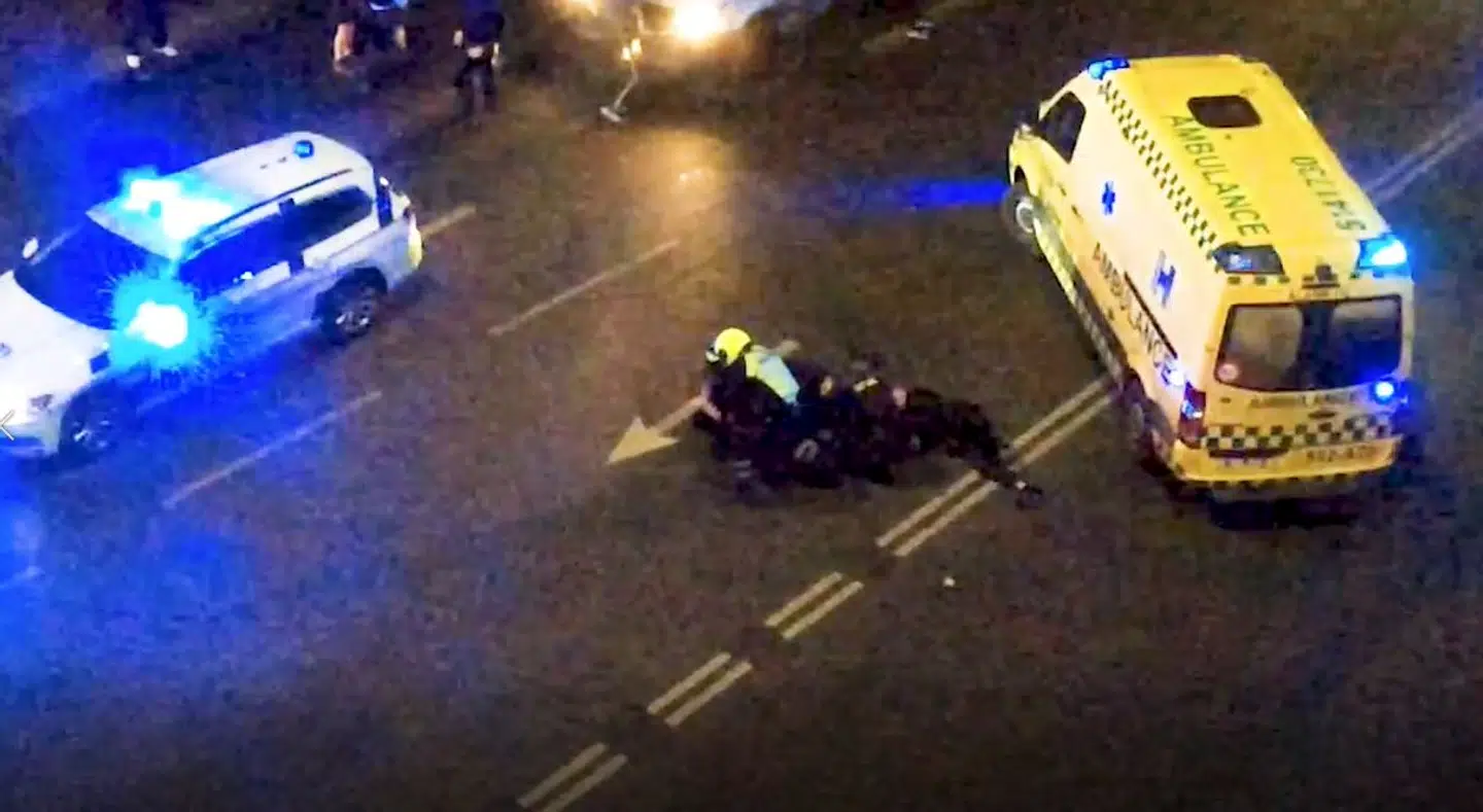 I begyndelsen var der kun en enkelt politibetjent til at fastholde Mads Gedved. Betjenten fik derfor hjælp af øjenvidner, indtil der kort efter ankom flere politibiler. Til sidst var der fire betjente, som fastholdt Mads Gedved på vejen.