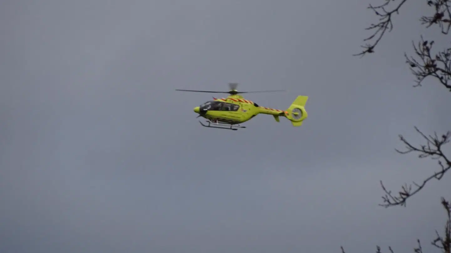 En ambulance har hentet en alvorligt tilskadekommen person.