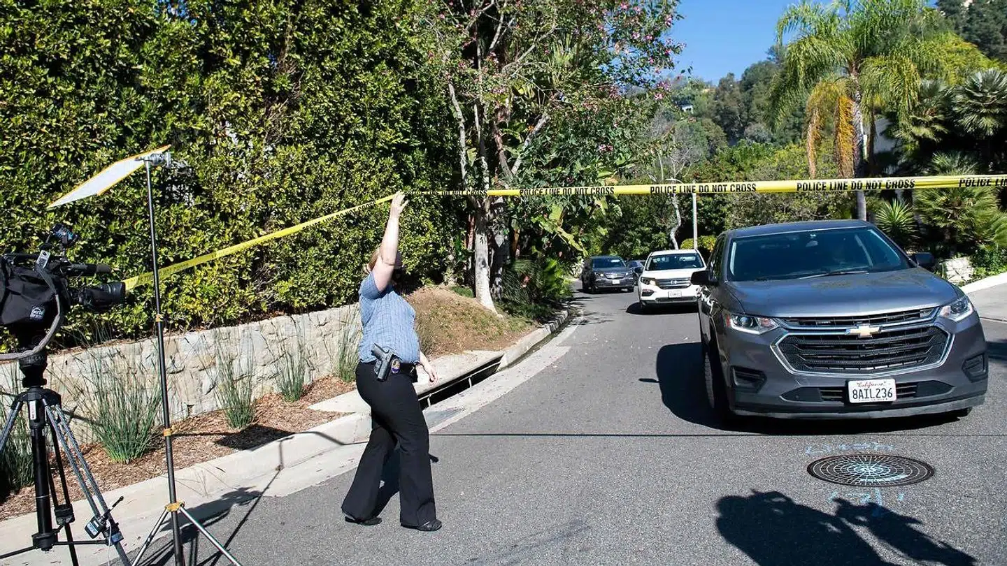 Politiafspærringer foran Avant-familiens hus.