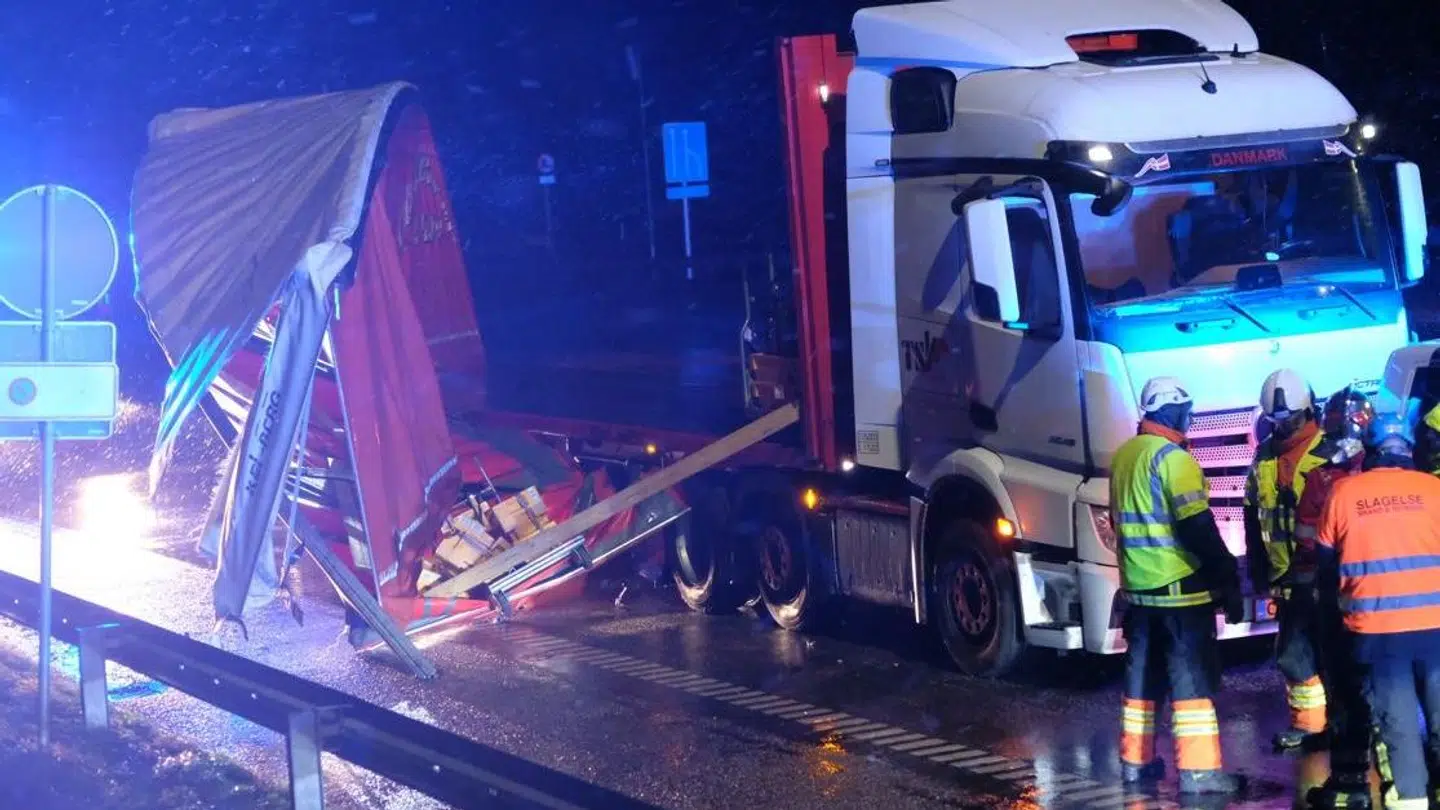 Lastbilen kunne ikke holde til den kraftige vind på Storebæltsbroen natten til torsdag. Foto: Lind Foto/Byrd.