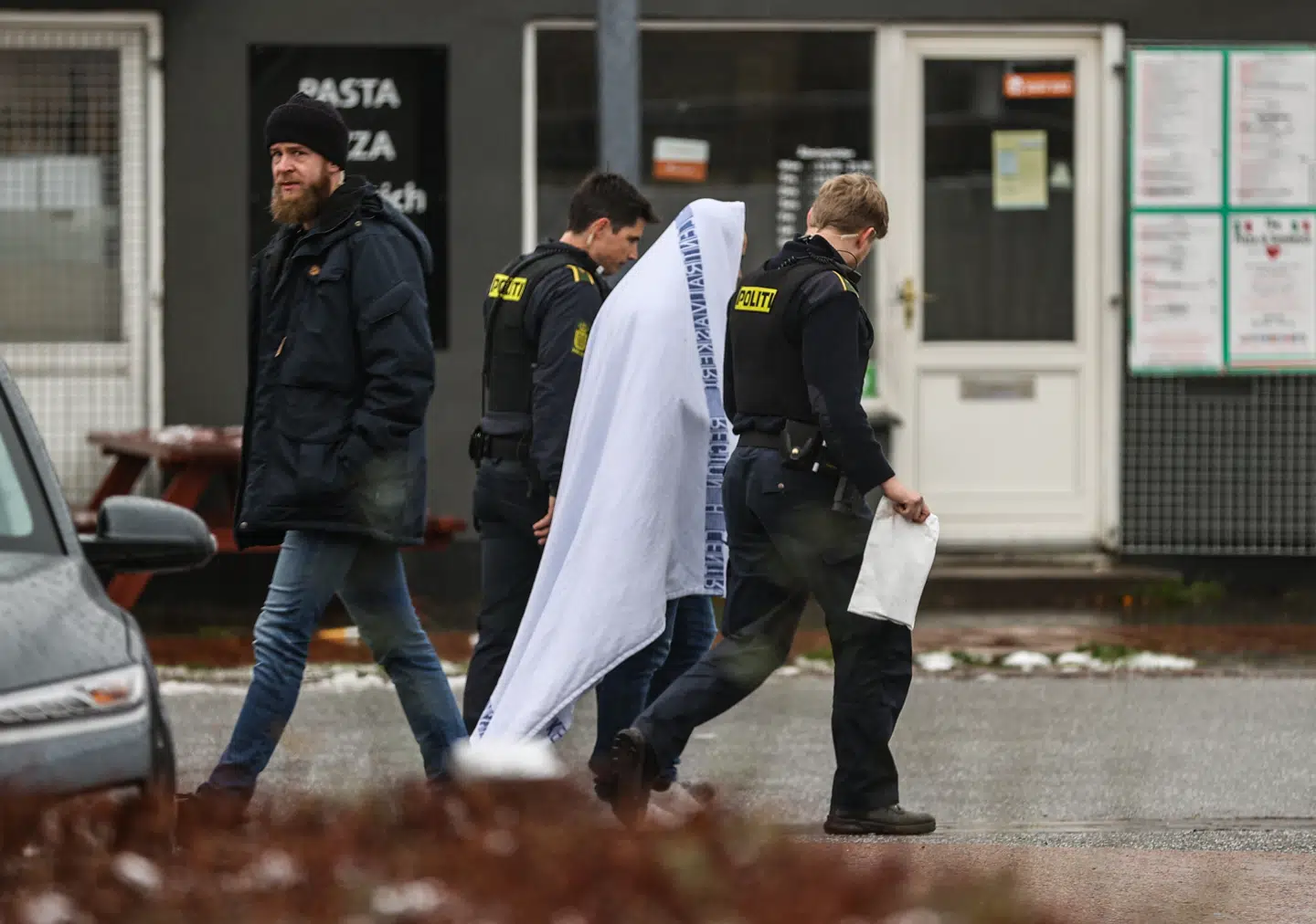 Her bliver en person ført væk af politiet