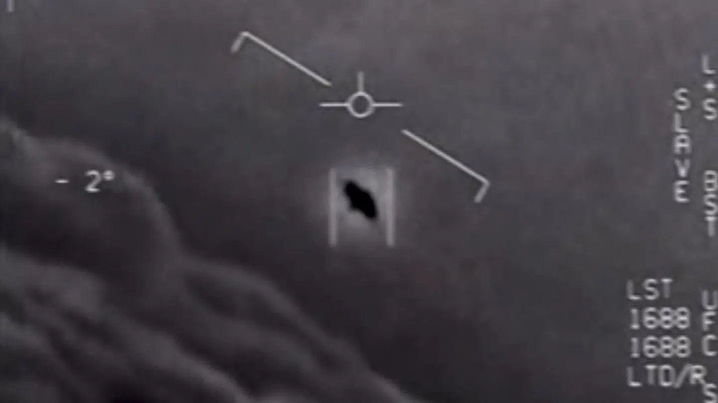 Et still-billede fra et amerikansk jagerflys videooptagelse af et af de uidentificerede flyvende objekter, som USA nu anerkender at man observerer og tager alvorligt som en mulig sikkerhedsrisiko.