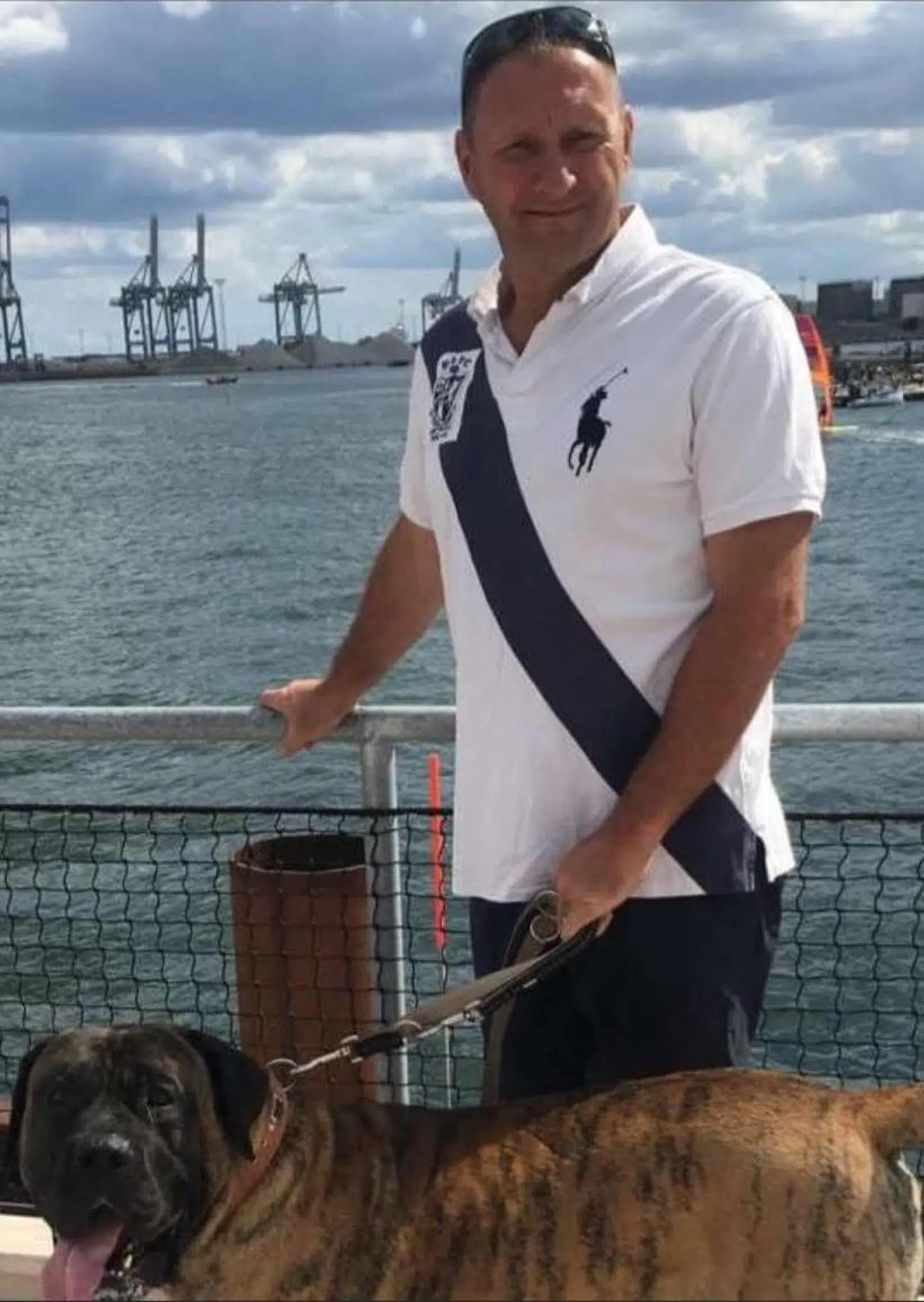 Tony Egon Lund Petersen sammen med én af vagthundene. Foto: privat.