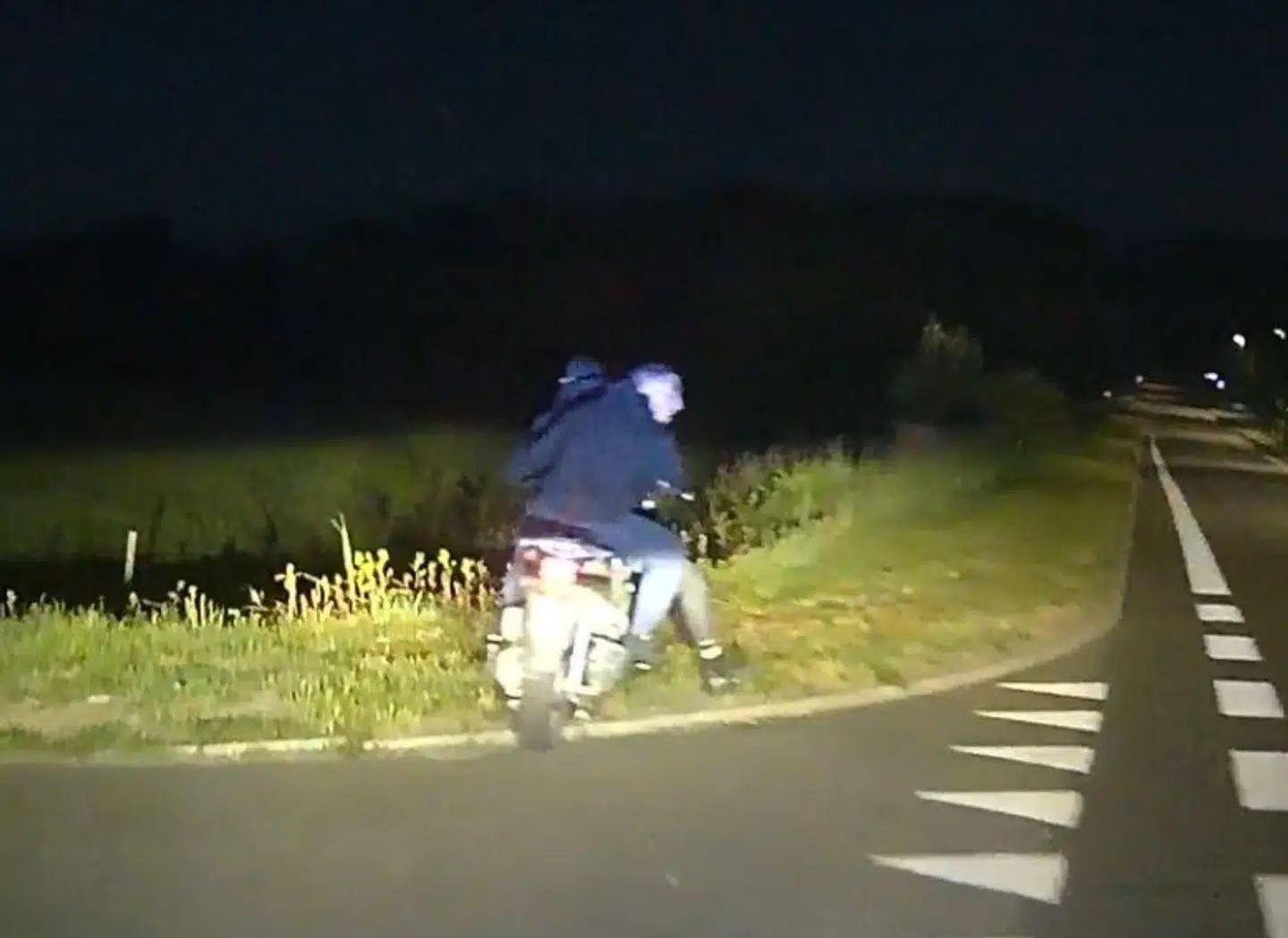 Her flygter de to mænd fra Korsløkkegruppen, der blev skudt efter af Vollsmosegruppen i Egeparken. De to mænd blev ikke ramt, men det gjorde den uskyldige 31-årige Abdinur Mohamed Ismael, som tilfældigvis kom imellem i krydsilden mellem de rivaliserende bander. Foto: Fyns Politi