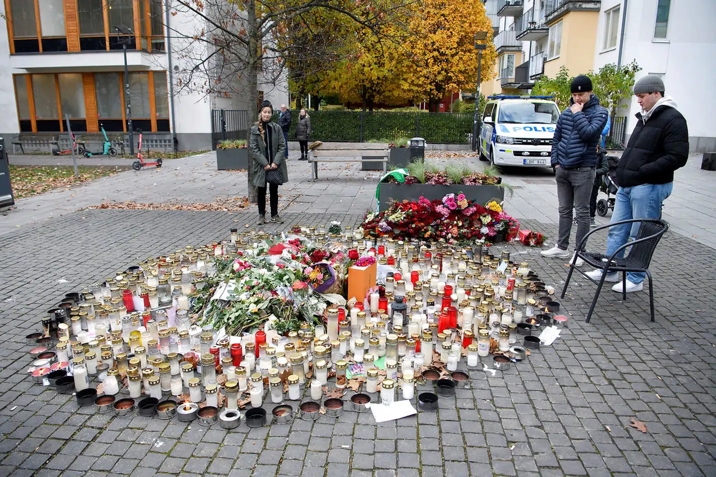 Den blot 19-årige Einar var en af Sveriges mest populære rappere, indtil han blev skudt i en mondæn Stockholm-forstad 25. oktober 2021. Einar var kendt for at være tæt knyttet til en af Stockholms berygtede bander og var tidligere blevet kidnappet og afkrævet millioner. Politiet har ikke anholdt nogen i sagen.