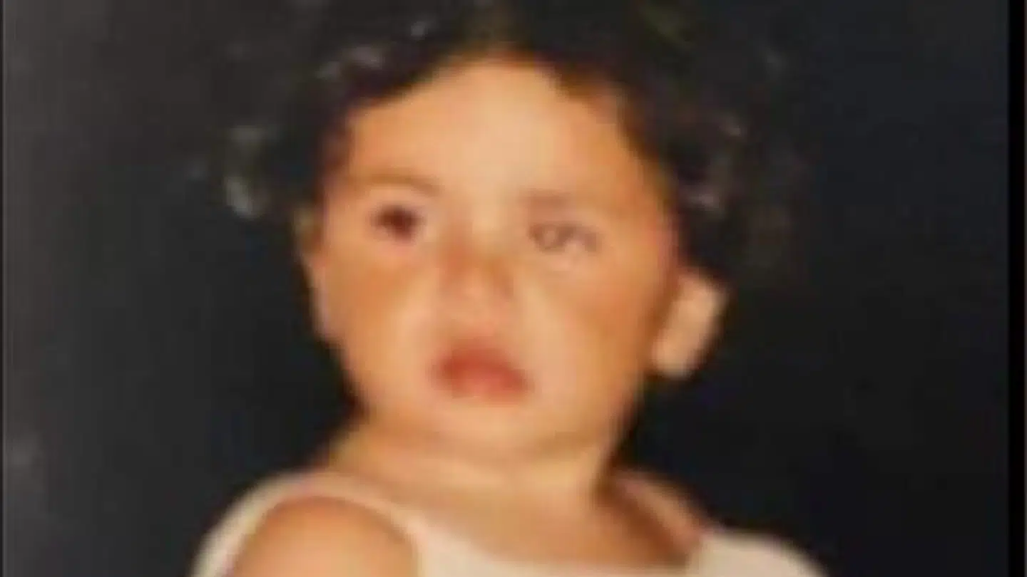 Her kan man se, at Rebeccas øje til højre lyser hvidt af kameraets blitz. Hvad man ikke vidste dengang var, at det hvide øje var et tegn på en alvorlig sygdom.