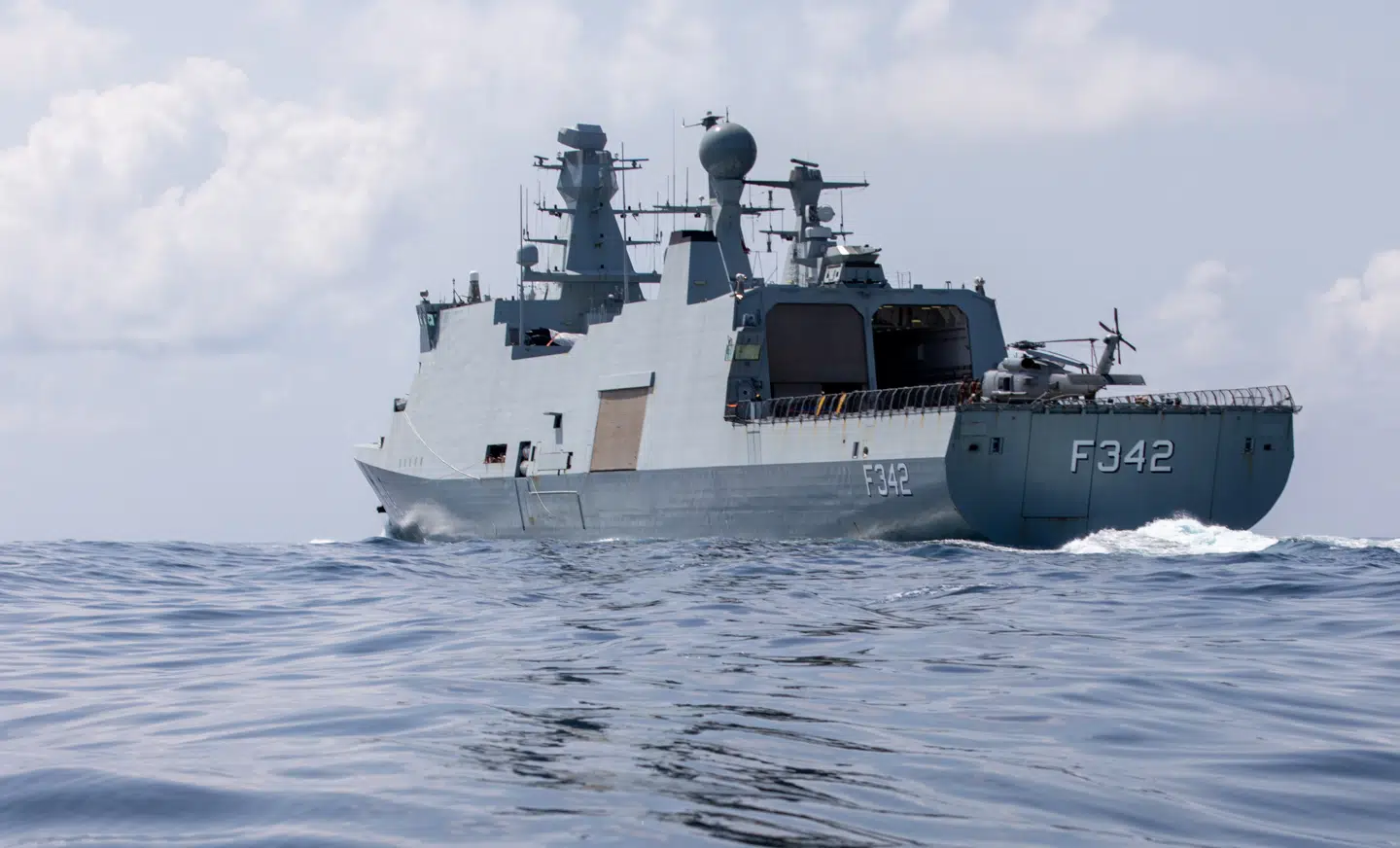 Fregatten Esbern Snare på patrulje i Guineabugten. Missionen med navnet Operation Meridian har stået på siden slutningen af oktober.