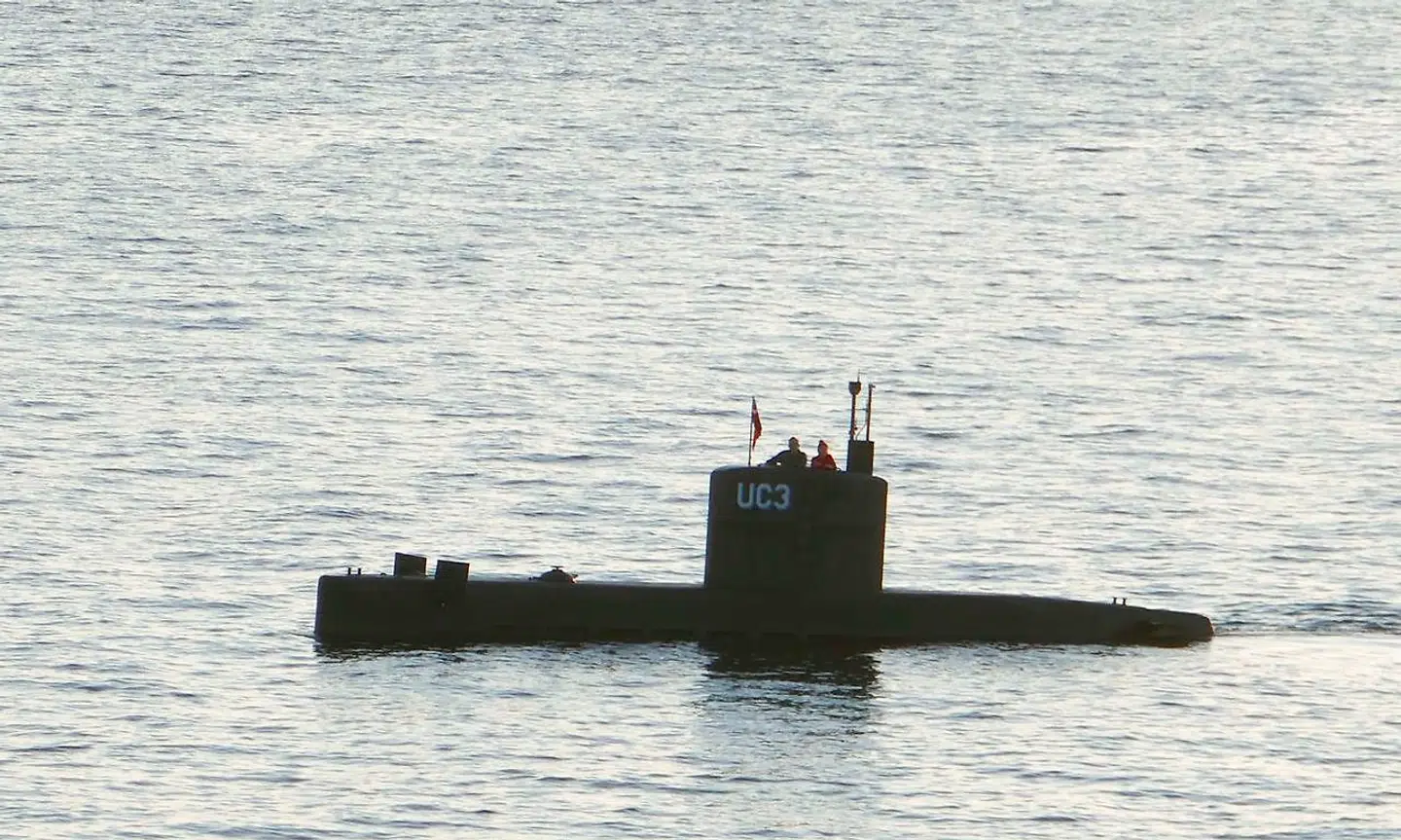 I den stille sensommeraften 10. august 2017 sejlede den svenske journalist Kim Wall ud fra Københavns Havn med opfinderen og raketbyggeren Peter Madsen, som hun skulle interviewe om bord på hans hjemmebyggede ubåd. Det blev hendes død. Billedet af kvindemorderen og hans offer er taget af en turist på et krydstogtskib i Øresund.