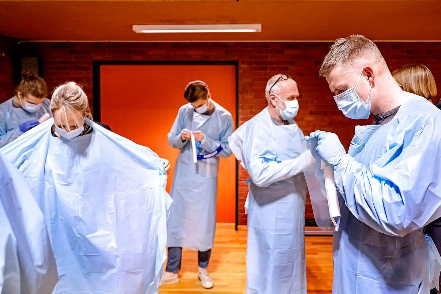 Coronaepidemien krævede i en periode flere offentligt ansatte til at teste danskerne. Men selvom testindsatsen er overstået, er den offentlige beskæftigelse er i dag 24.000 højere end regeringen estimerede i efteråret 2019. Arkivfoto: Bax Lindhardt/Ritzau Scanpix