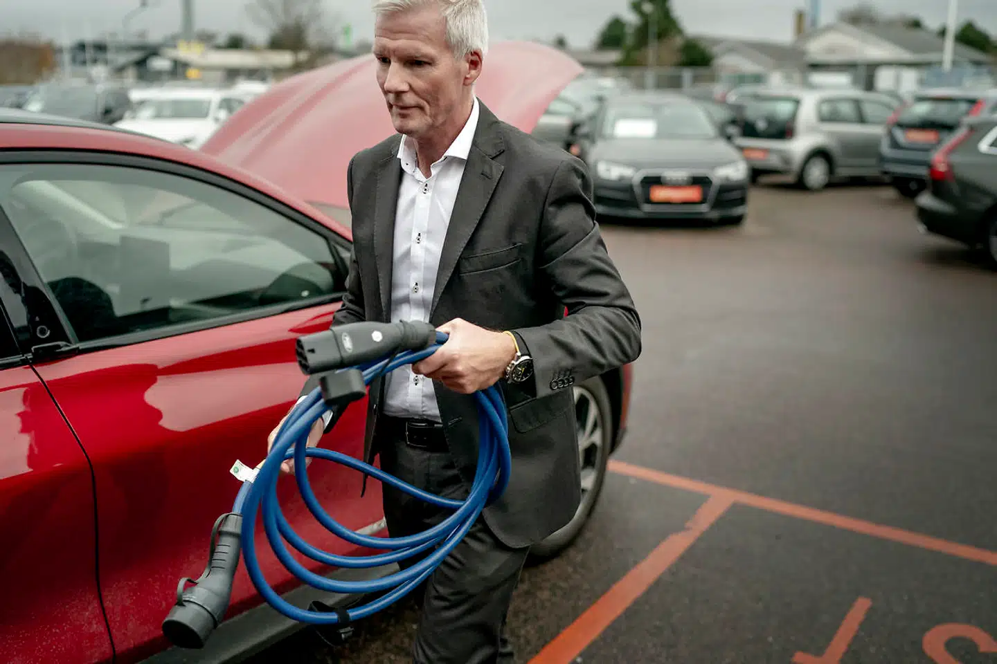 Direktøren i LeasePlan Danmark, Michael Olsen, mener, at der skal opsættes flere ladestandere til elbiler. Ellers risikerer man, at folk vil vælge elbilen fra, siger han.