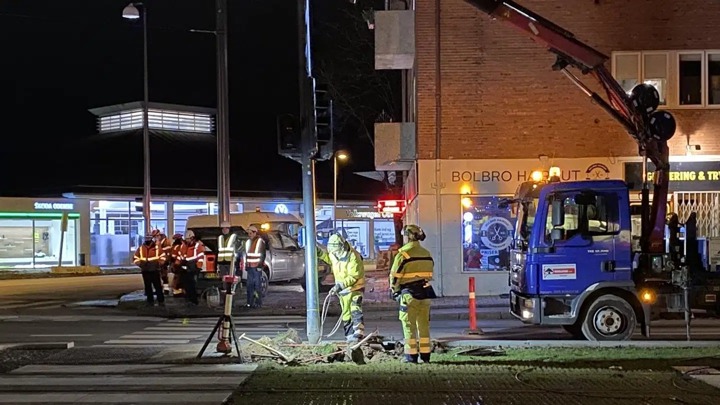 Man er lige nu ved at reparere lyskrydset i Bolbro, hvor uheldet fandt sted.