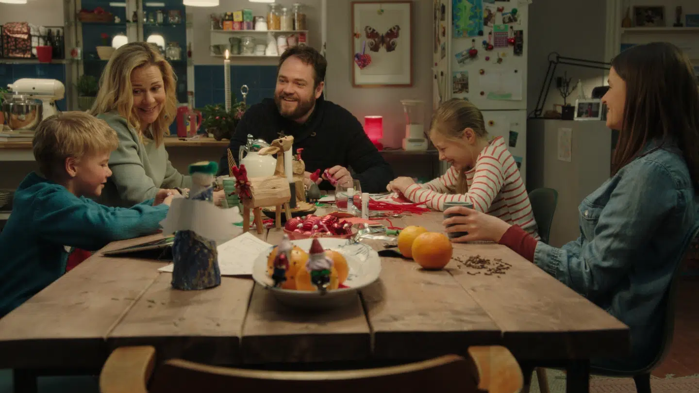 Der er masser af julehygge i TV2s 'Juleønsket', men der er ingen, der ser julekalender.