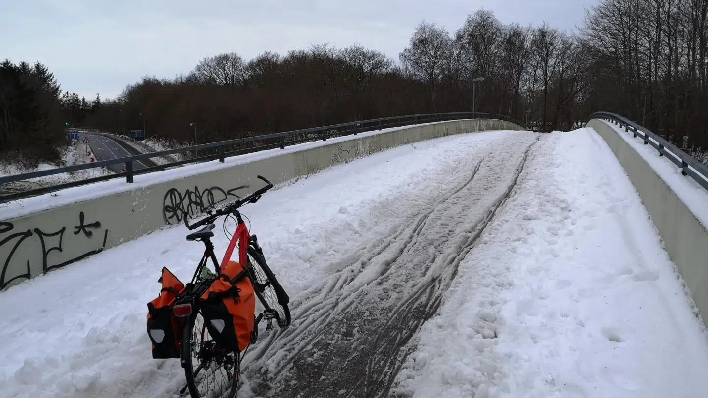 Cykelbroen over motorvejen ved Humlebakken er tirsdag morgen stadig dækket af sne og is.