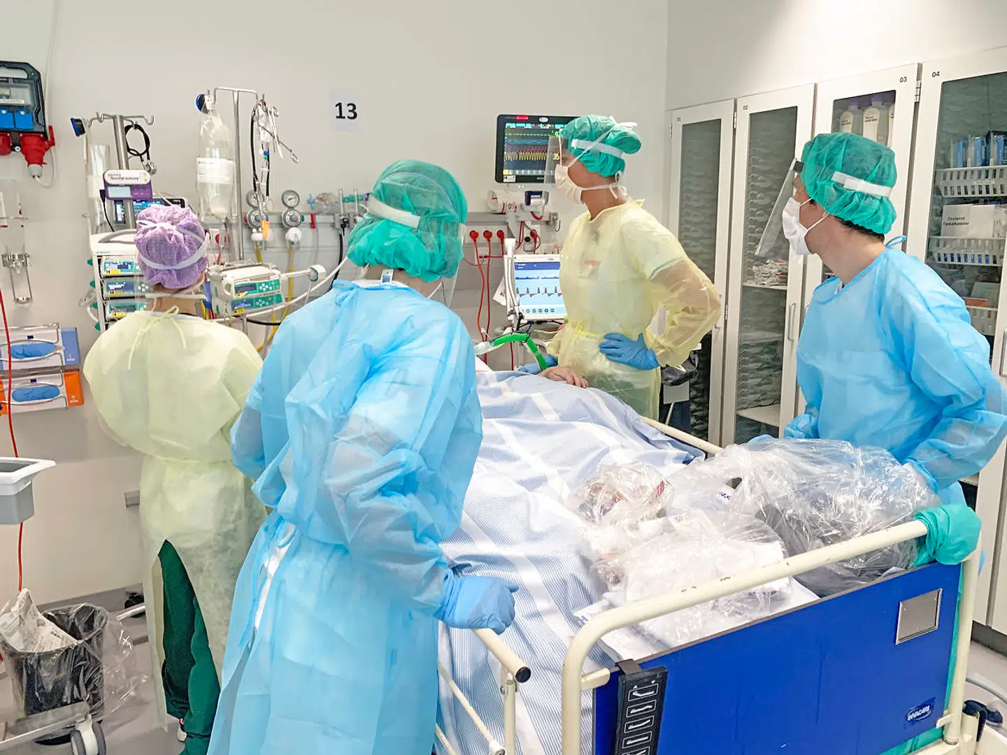 Antallet af kritisk syge coronapatienter stiger på landets intensivafdelinger, og det er med til at presse kapaciteten. Tirsdag steg antallet af indlagte på intensiv til 66.