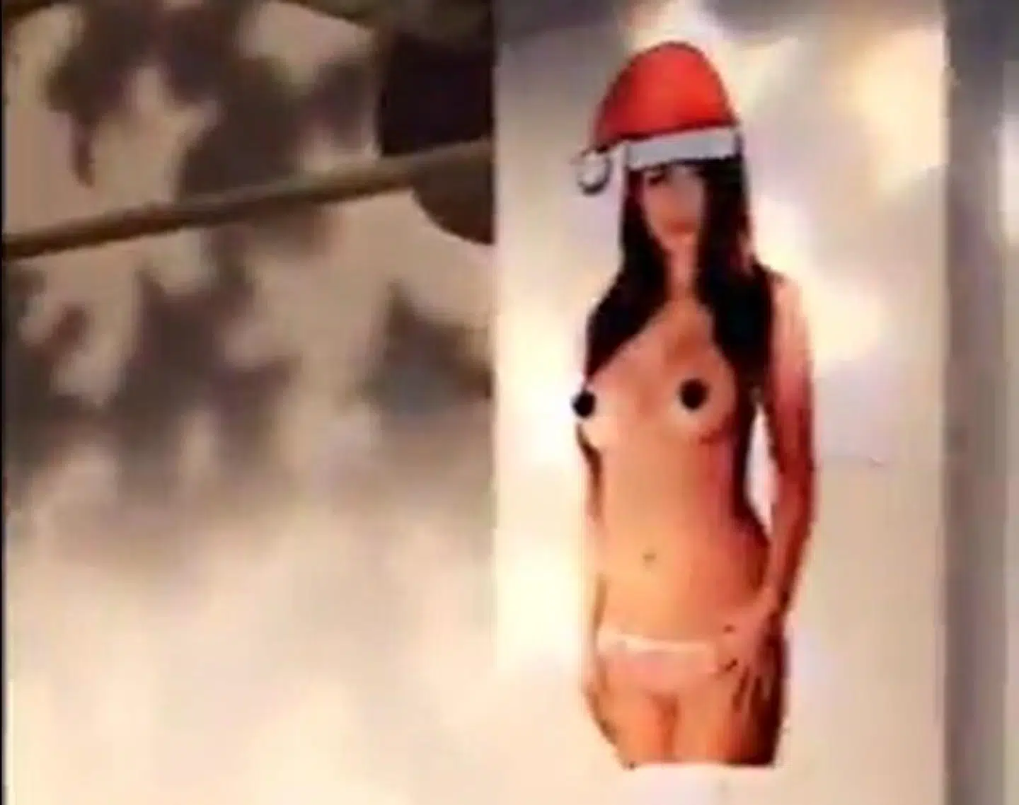 Denne letklædte kvinde var en del af pynten til Ekstra Bladets julefrokost tilbage i 2017. Privatfoto.