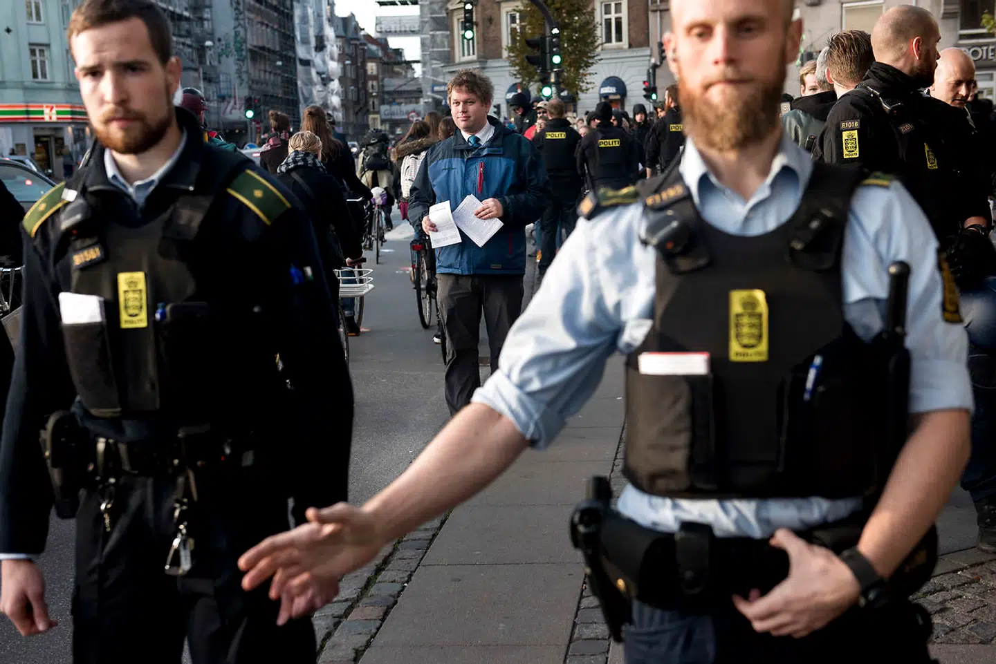 Rasmus Paludan fra Stram Kurs deler pjecer ud på Runddelen på Nørrebro. No Pegida, som tidligere har været voldelig over for ham, var til stede. Politiet var også mødt talrigt op.