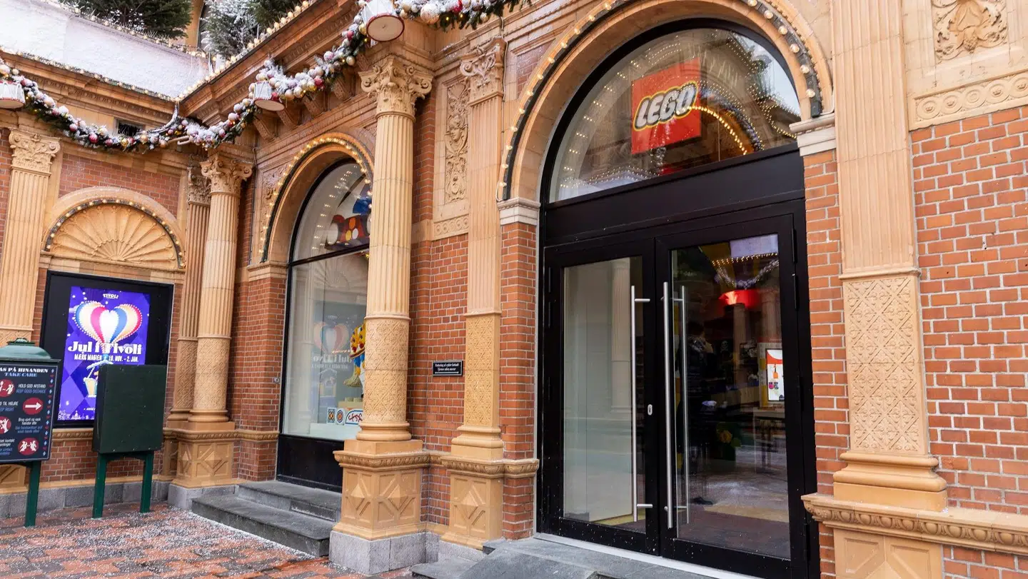 LEGO og Tivoli har indgået sit første samarbejde nogensinde. En ny LEGO-butik åbner ved Tivolis bygning, men den har været længe undervejs. Foto: Jacob Crawfurd/Byrd