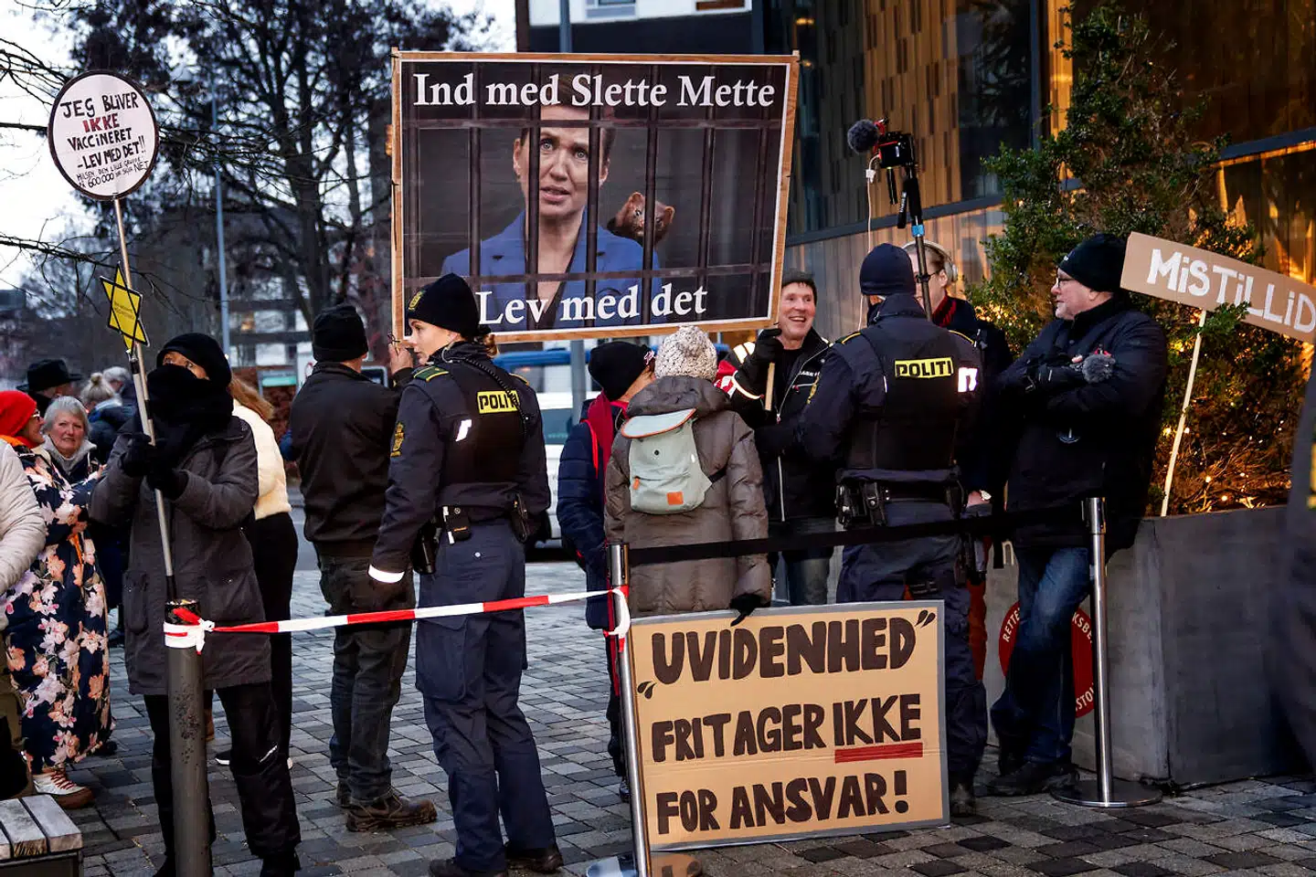 Demonstranter foran Retten på Frederiksberg skærer deres »mistillid« ud i pap i forbindelse med afhøringen af statsminister Mette Frederiksen i Minkkommissionen.