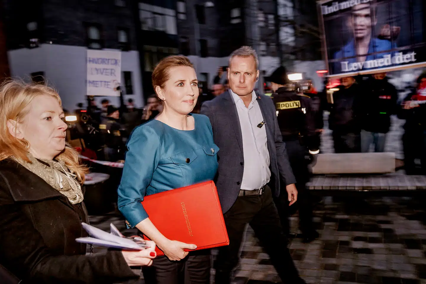 Statsminister Mette Frederiksen (S) virkede rolig og fattet, da hun ankom til sin afhøring i Minkkommissionen torsdag morgen, selvom politi og demonstranter var mødt talstærkt op foran Retten på Frederiksberg.
