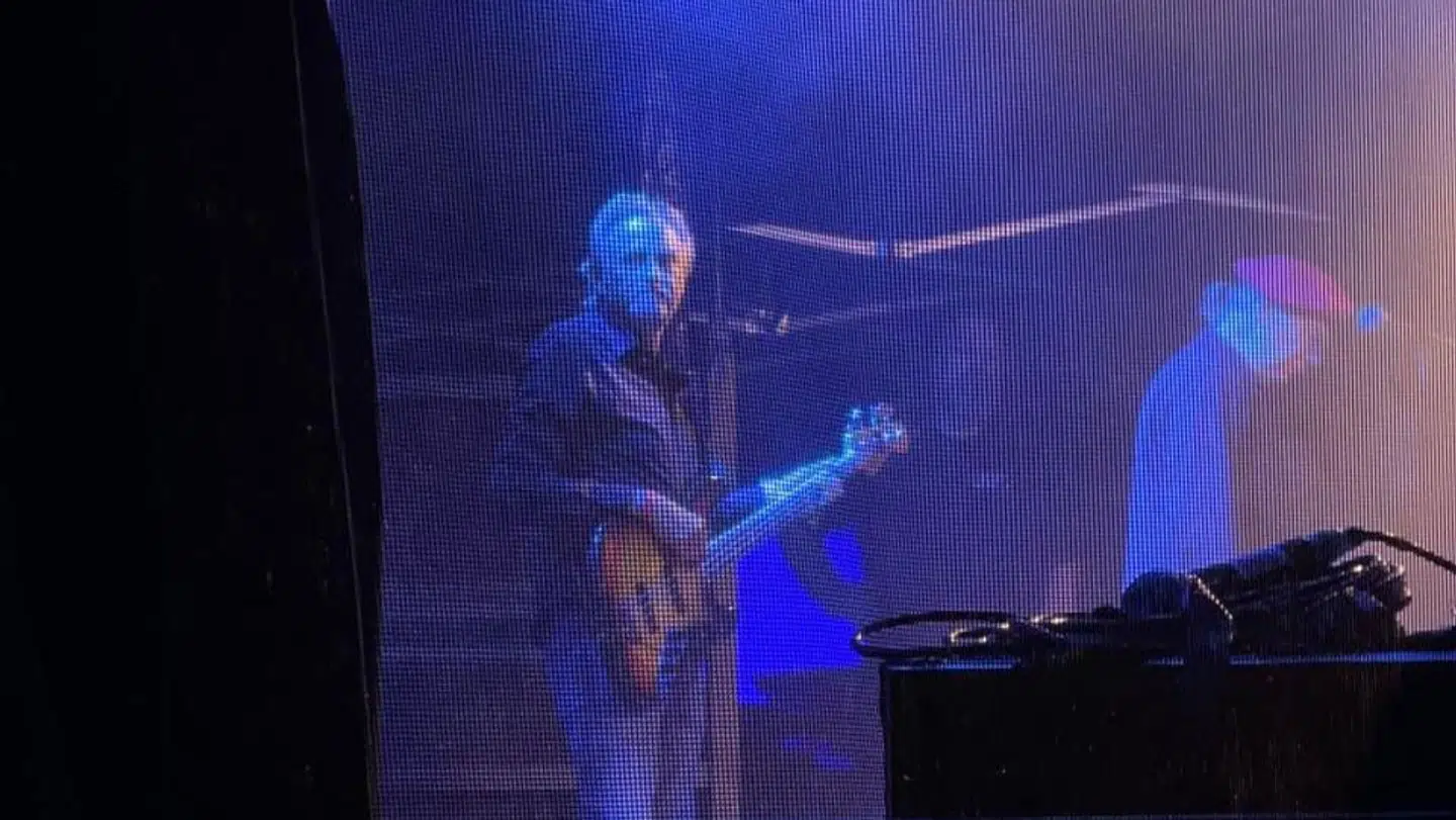 Mens Lars Høgh spillede sammen med Michael Falch og bandet Malurt, kiggede han et øjeblik ud på Elsebeth Fogh, der arbejdede som frivillig til NU Festival. Privatfoto.