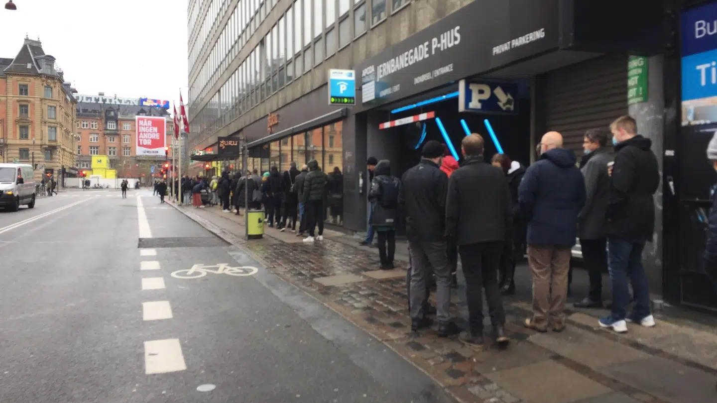 Københavnerne har i den forgangne uge oplevet lanmge køer til tests. Fredag formiddag var der eksempelvis ved testcentret på Rådhuspladsen meget lang kø.