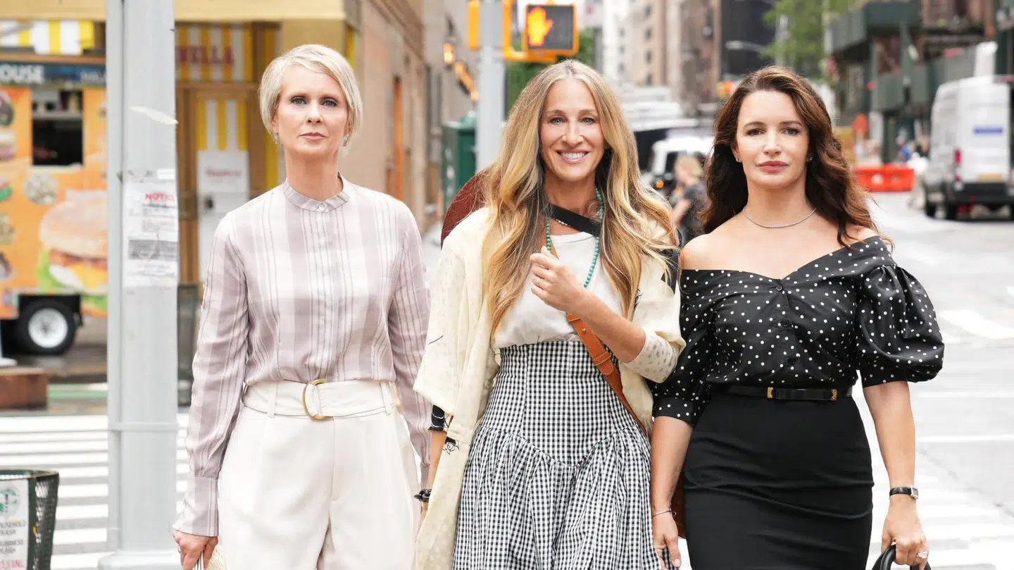 Firkløveret er blevet til et trekløver. Carrie, Miranda og Charlotte er tilbage i 'And Just Like That' – men de mangler Samantha.
